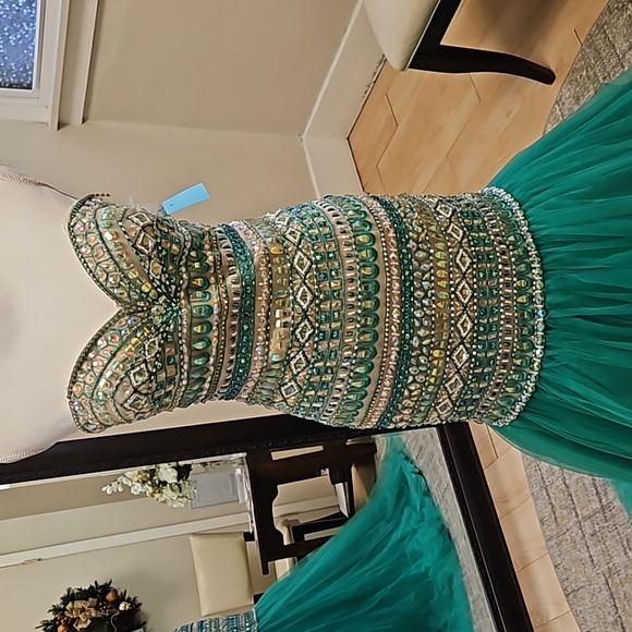 Size 6 bright green fully beaded and embroidery top strapless mermaid gown NWOT - Picture 3 of 10